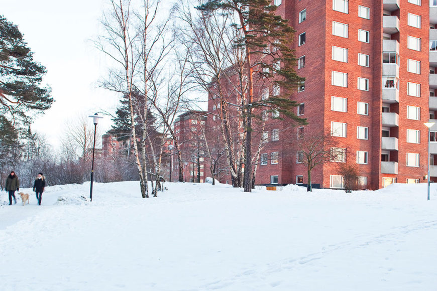 Snöklädd mark kring tegelhusen i Larsberg på Lidingö.