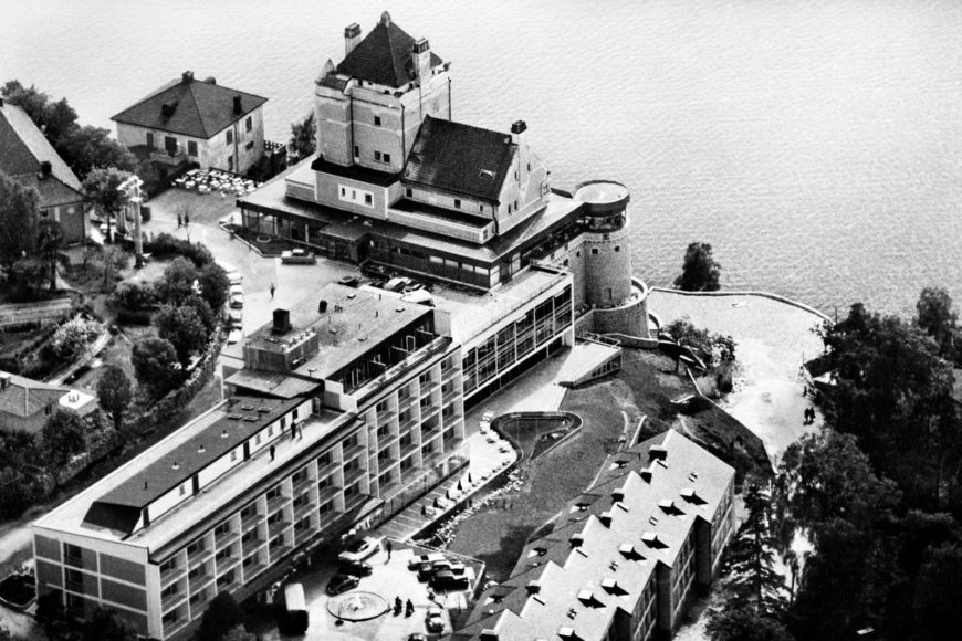 Svartvitt åldrat flygfoto över hotell Foresta på Herserudsklippan på Lidingö.