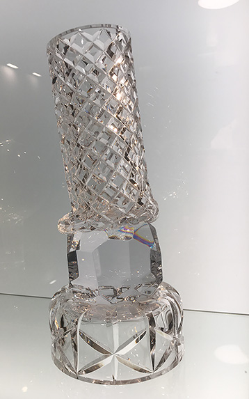 Vasliknande glasskulptur av konstnären Simon Klenell