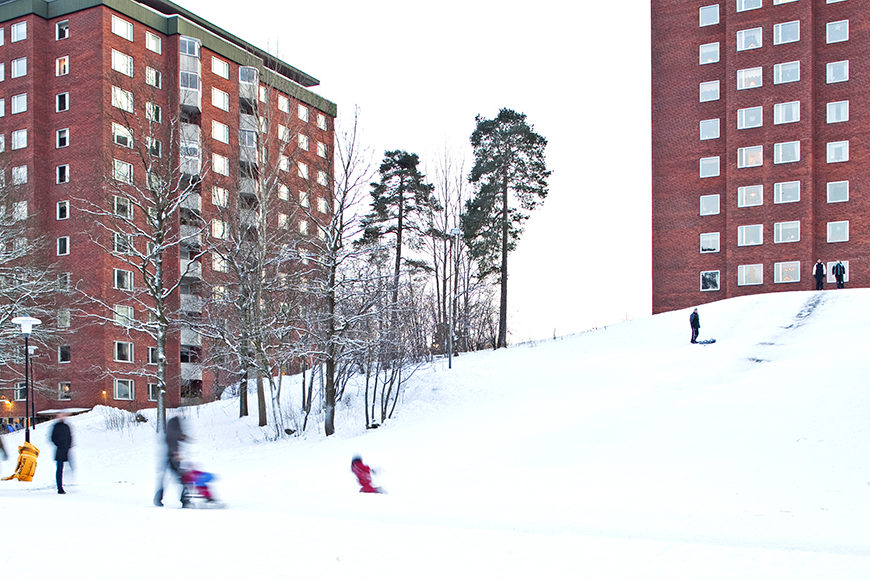 Barn åker pulka på snön i Larsbergsparken.
