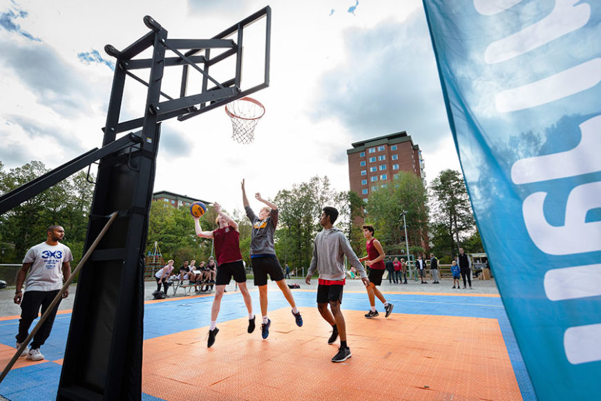 Ungdomar spelar basket i Larsbergsparken på Lidingö.
