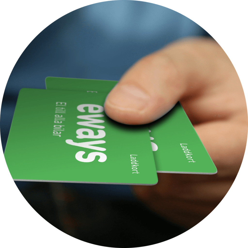 Hand sträcker fram två gröna kort med E-ways logotyp på.