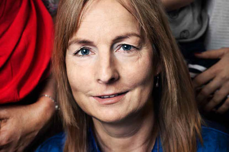 Porträtt av kvinna framför ett par förskolebarn.