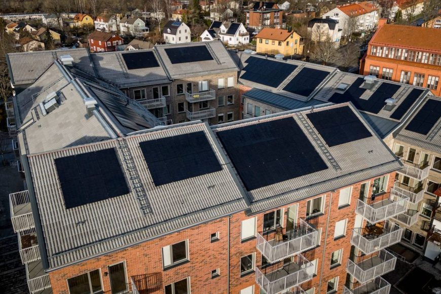 solceller_tak_örby_hus_byggnad_tegel_balkong