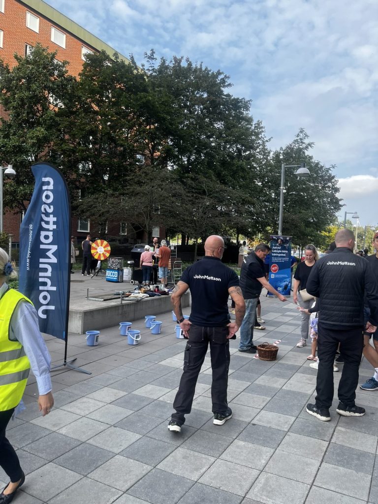 larsbergstorget fyllt med människor som går runt