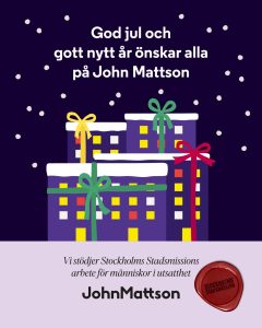 Illustrerat julkort med snöfall, paketinpackade hus och texten ‘God jul och gott nytt år önskar alla på John Mattson’. Logotyp och budskap om stöd till Stockholms Stadsmission.