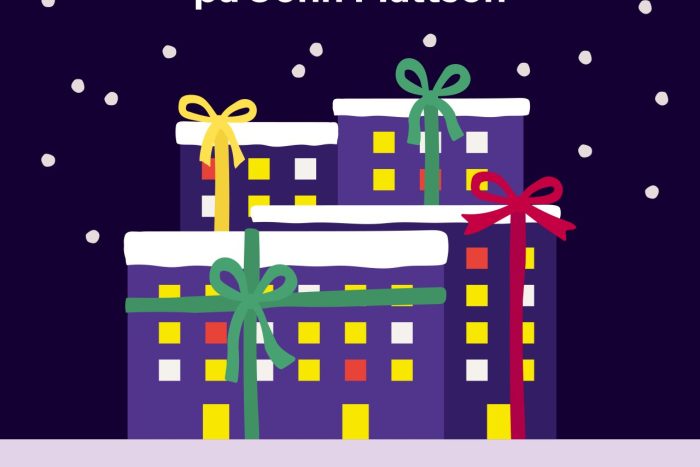 Illustrerat julkort med snöfall, paketinpackade hus och texten ‘God jul och gott nytt år önskar alla på John Mattson’. Logotyp och budskap om stöd till Stockholms Stadsmission.